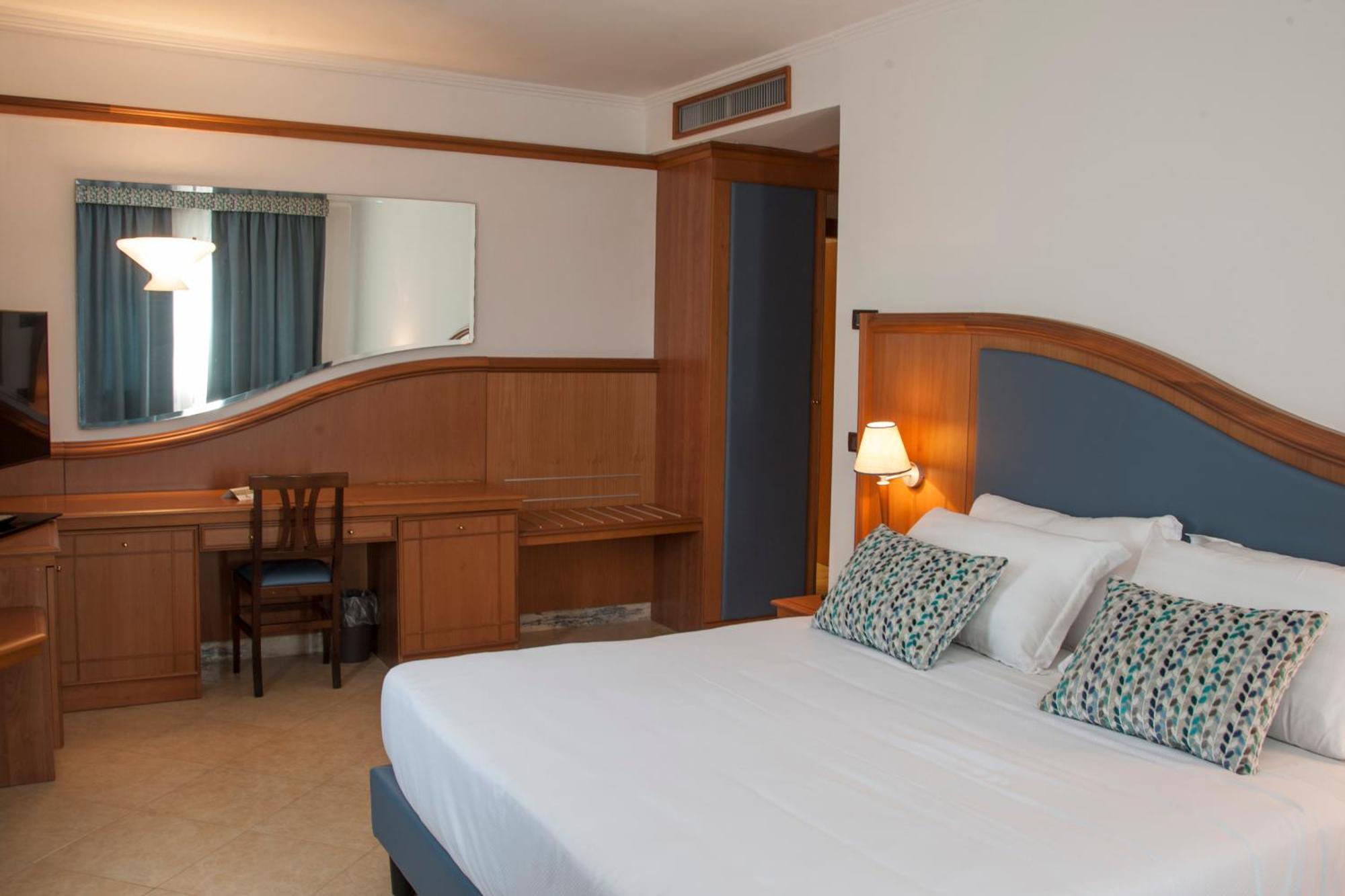 Hotel Centrale Сабаудия Экстерьер фото