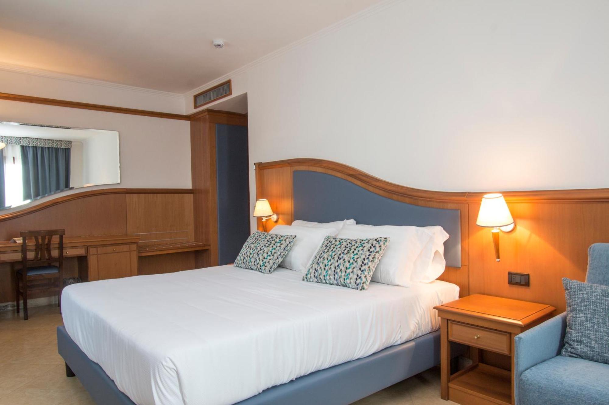 Hotel Centrale Сабаудия Экстерьер фото