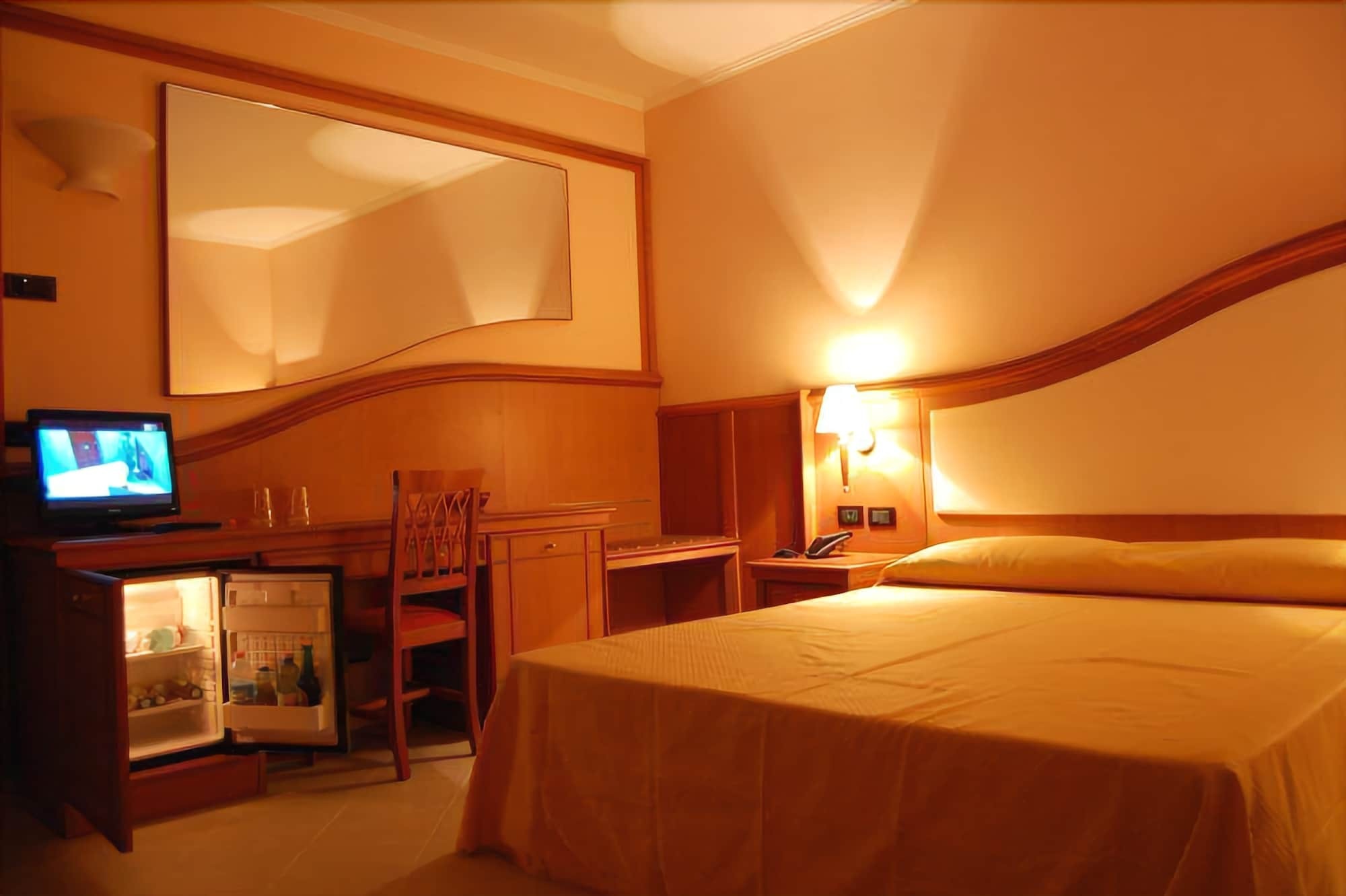 Hotel Centrale Сабаудия Экстерьер фото